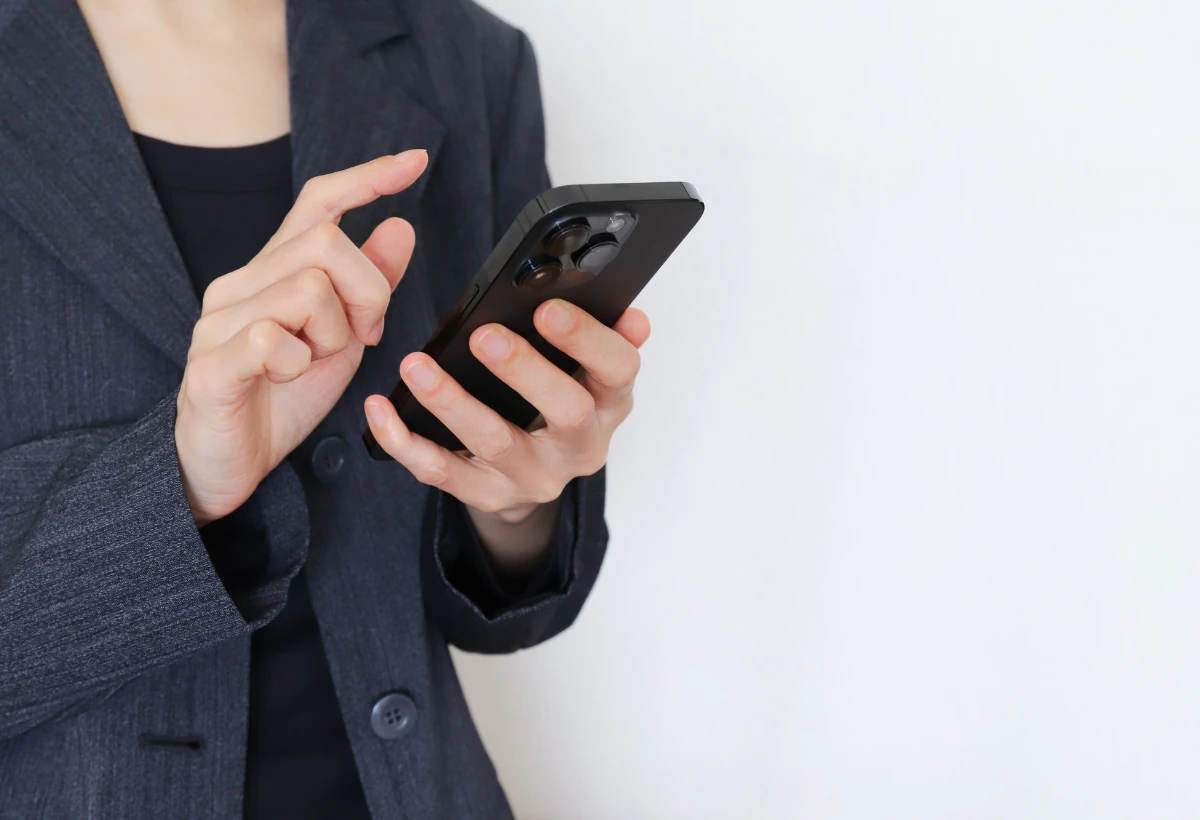 スマートフォンで手続きをする従業員
