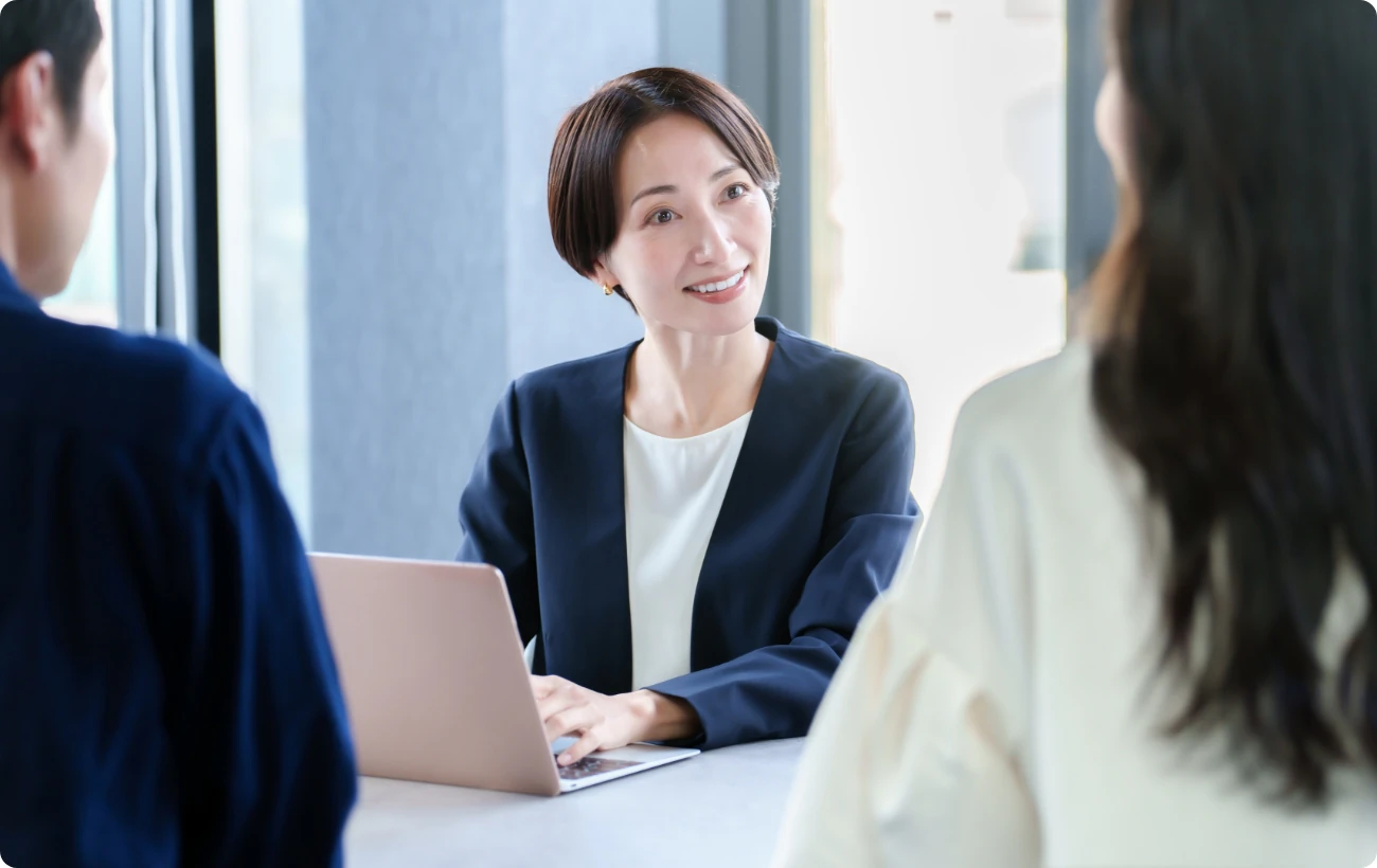 担当者と面談するお客様