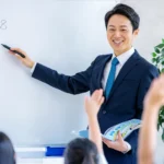 学習塾・個別指導など教育現場の複雑な勤怠をスッキリ整理。勤怠管理システム「RocoTime」で実現する働き方DX